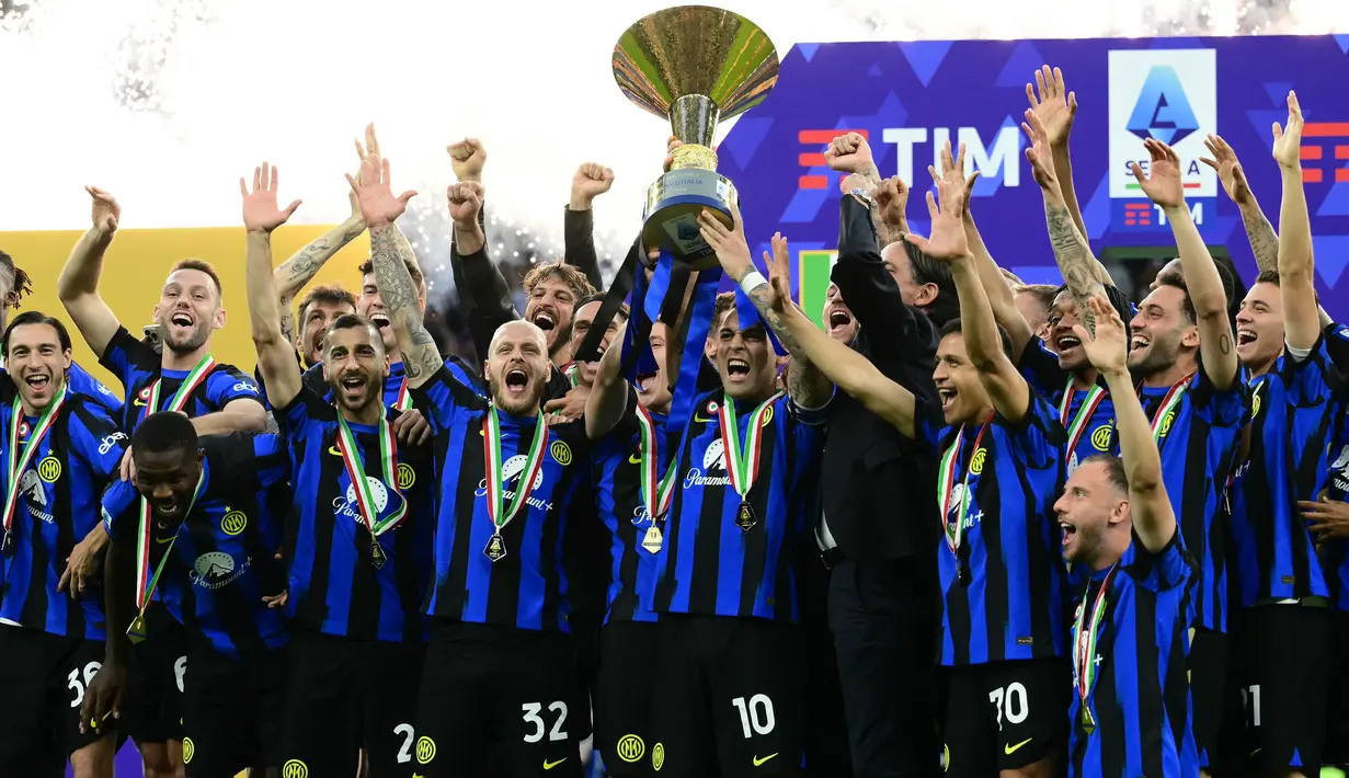 Penyerang Inter Milan #10 Lautaro Martinez mengangkat trofi Liga Italia 2023/2024 bersama rekan satu timnya dalam upacara penyerahan gelar scudetto usai menghadapi Lazio pada laga giornata 37 Serie A 2023/2024 di Giuseppe Meazza, Minggu (19/5/2024) malam WIB. (Marco BERTORELLO / AFP)