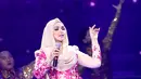 Acara Konser 21 Tahun Indosiar di siarkan secara langsung oleh Indosiar dibuka tepat pukul 19.00 WIB. Siti Nurhaliza feat Iyeth Bustami yang membawakan lagu Laksmana Raja di Laut menjadi pembukannya. (Andy Masela/Bintang.com)