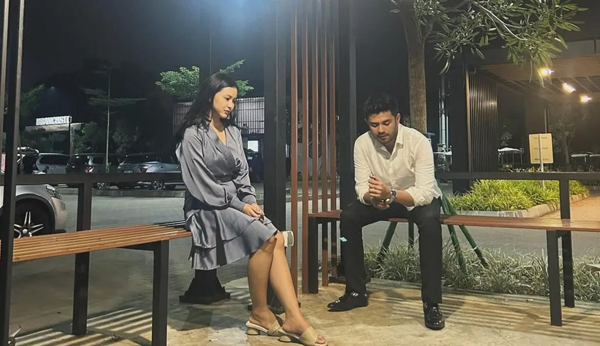 Dalam kolom komentar unggahannya, banyak netizen yang senang akhirnya Adinda Azani kembali ke layar kaca. Netizen berharap Adinda tetap aktif main sinetron, FTV ataupun film meski sudah menikah dan dikaruniai anak. Potret Adinda Azani dan Bryan McKenzie di balik layar, diketahui sinetron Naik Ranjang adalah sinetron pertama yang pertemukan Adinda dan Bryan. (Liputan6.com/IG/@dindazani)