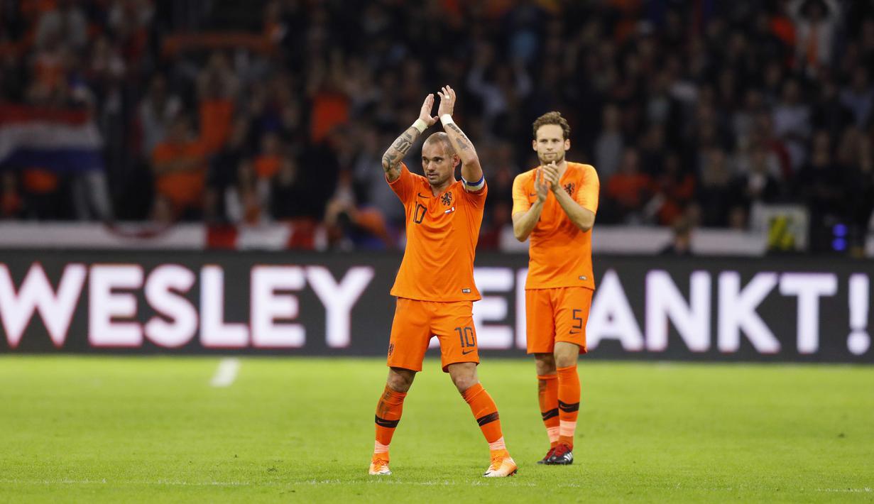 Pemain Belanda, Wesley Sneijder, menyapa suporter usai menjalani laga terakhir bersama timnas Belanda di Stadion Johan Cruijff, Amsterdam, Kamis (6/9/2018). Sneijder telah mencatatkan 134 penampilan dan menyumbang 31 gol. (AP/Peter Dejong)