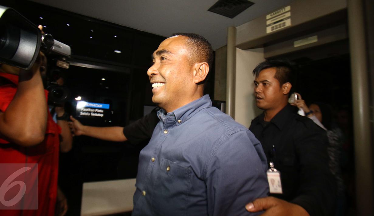 Bupati Buton, Samsu Umar Abdul Samiun saat tiba di Gedung KPK, Jakarta, Rabu (25/1). Samsu Umar kembali dipanggil KPK dengan paksa karena sebelumnya telah mangkir dua kali. (Liputan6.com/Helmi Afandi)