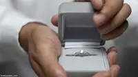Pria Ingin Lamar Kekasih di Valentine? Pikir-pikir Dulu Ya