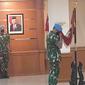 Marsma Wahyu Hidayat sedang mencium bendera Merah Putih dalam acara Serah Terima Jabatan Komandan Paspampres yang diselenggarakan di Mako Brimob (Dok. Merdeka.com)