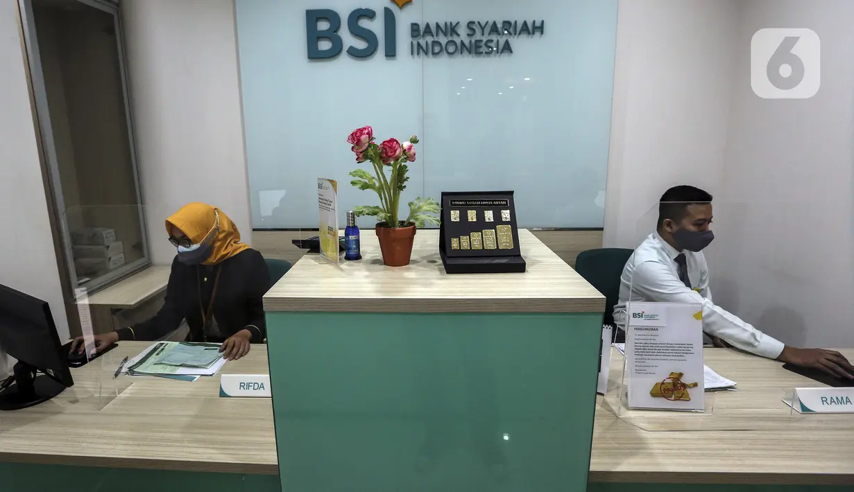 Aktivitas pekerja di kantor cabang Bank Syariah Indonesia, Jakarta Selasa (2/2/2021). PT Bank Syariah Indonesia Tbk (BSI) resmi beroperasi dengan nama baru mulai 1 Februari 2021. (Liputan6.com/Johan Tallo)