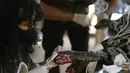 Para staf merawat seekor macan tutul yang terluka di sebuah pusat perlindungan satwa di Negara Bagian Goias, Brasil (27/9/2020). Kebakaran hutan di lahan basah Pantanal terus meluas hingga mengancam kehidupan satwa liar dan lingkungan sekitar. (Xinhua/Lucio Tavora)
