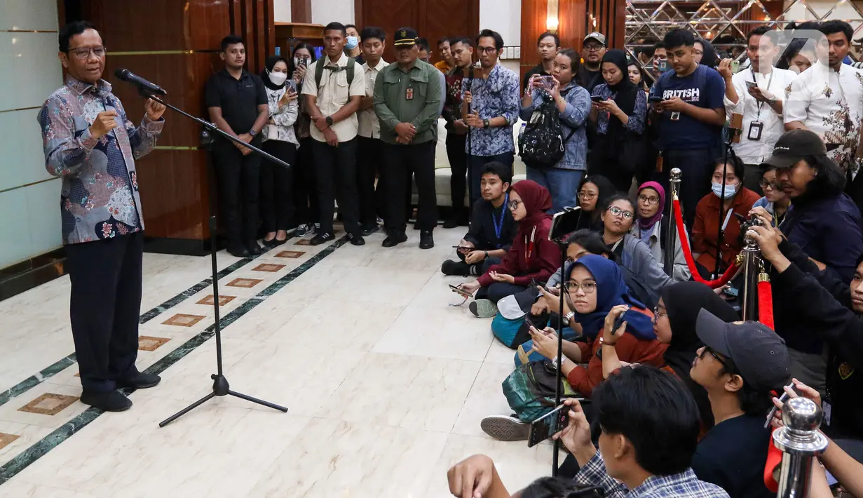 Menteri Koordinator Bidang Politik, Hukum, dan Keamanan (Menko Polhukam) Mahfud MD memberikan keterangan pers di Gedung Kemenkopolhukam, Jakarta, Kamis (1/2/2024). (Liputan6.com/Herman Zakharia)