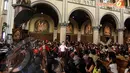 Para jemaat tertegun melihat teaterikal prosesi Tablo Jalan Salib di Gereja Katedral, Jakarta, Jumat (18/4/2014) (Liputan6.com/Faizal Fanani).