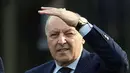 CEO Inter Milan Giuseppe Marotta melihat para pemain berlatih di pusat pelatihan Suning di Appiano Gentile, Como, Italia (22/10/2019). Inter Milan akan bertanding melawan wakil Jerman, Borussia Dortmund pada grup F Liga Champions. (Matteo Bazzi / ANSA via AP)