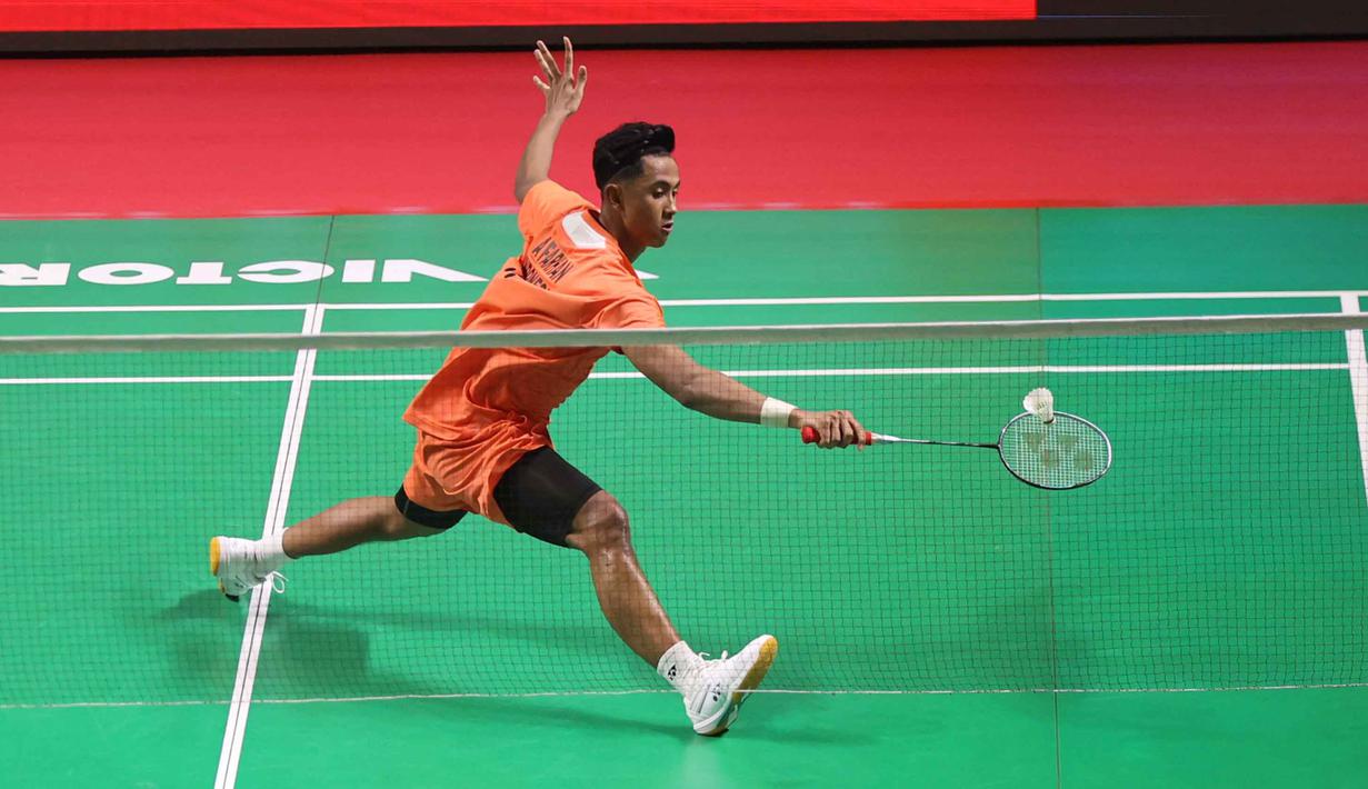 Pebulu tangkis tunggal putra Indonesia, Alwi Farhan, berusaha mengembalikan kok ke arah Lakhsya Sen (India) pada babak 32 besar Indonesia Open 2026 di Istora Senayan, Jakarta, Selasa (2/6/2026). (Bola.com/M Iqbal Ichsan)