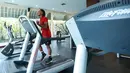 Pemain Indonesia U-20, Ronaldo Kwateh, melakukan latihan di Gym Hotel Sultan, Jakarta, Jumat (24/2/2023). Anak asuh Shin Tae-yong itu akhirnya tetap berlatih di gym hotel. (Bola.com/M Iqbal Ichsan)