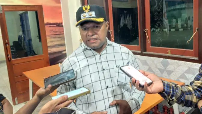 <p>Wakil Bupati Haris Richard S. Yocku memastikan Pemkab Jayapura akan mencari potensi bibit sepak bola sejak dini, guna meregenerasi pemain sepak bola di Kabupaten Jayapura.  (Liputan6.com/Katharina Janur)</p>