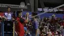 Pebulutangkis SGS PLN Bandung, Anthony Ginting bersalaman dengan pebulutangkis PB Djarum, Shesar Hiren pada Kejurnas Beregu Campuran di Britama Arena, Jakarta, Kamis (20/12). Shesar berhasil mengalahkan Anthony. (Bola.com/Yoppy Renato)