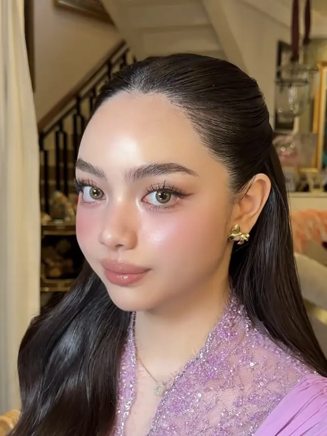 Makeup putri Yanti Airlangga saat wisuda pakai kebaya lilac. [@ivanatan]