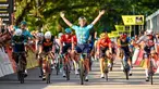 Pembalap sepeda Astana Qazaqstan, Mark Cavendish merayakan kemenangan dalam ajang Tour de France Criterium di Singapura pada Minggu, 10 November 2024. (AFP/Roslan Rahman)