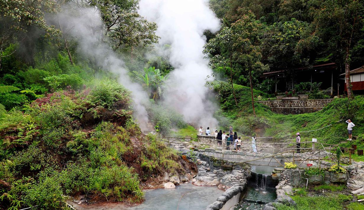 Kawah Kamojang merupakan destinasi wisata alam serta kawasan panas bumi aktif di perbatasan Kabupaten Garut dan Bandung, Jawa Barat. Tampak dalam foto, pengunjung menikmati suasana Kawah Kamojang di Kabupaten Garut, Jawa Barat. (Kapanlagi.com/Budy Santoso)