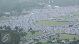 Ribuan massa aksi damai 2 Desember yang akan melaksanakan ibadah salat Jumat memadati kawasan Monas, Jakarta, Jumat (2/12). Para peserta doa bersama tetap melaksanakan ibadah Salat Jumat meskipun kondisi cuaca hujan. (Liputan6.com/Gempur M Surya)