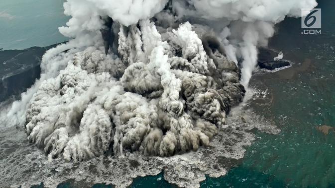 Aktivitas Gunung Anak Krakatau dari udara yang terus mengalami erupsi, Minggu (23/12). Dari ketinggian Gunung Anak Krakatau terus mengalami erupsi dengan mengeluarkan kolom abu tebal. (Liputan6.com/Pool/Susi Air)