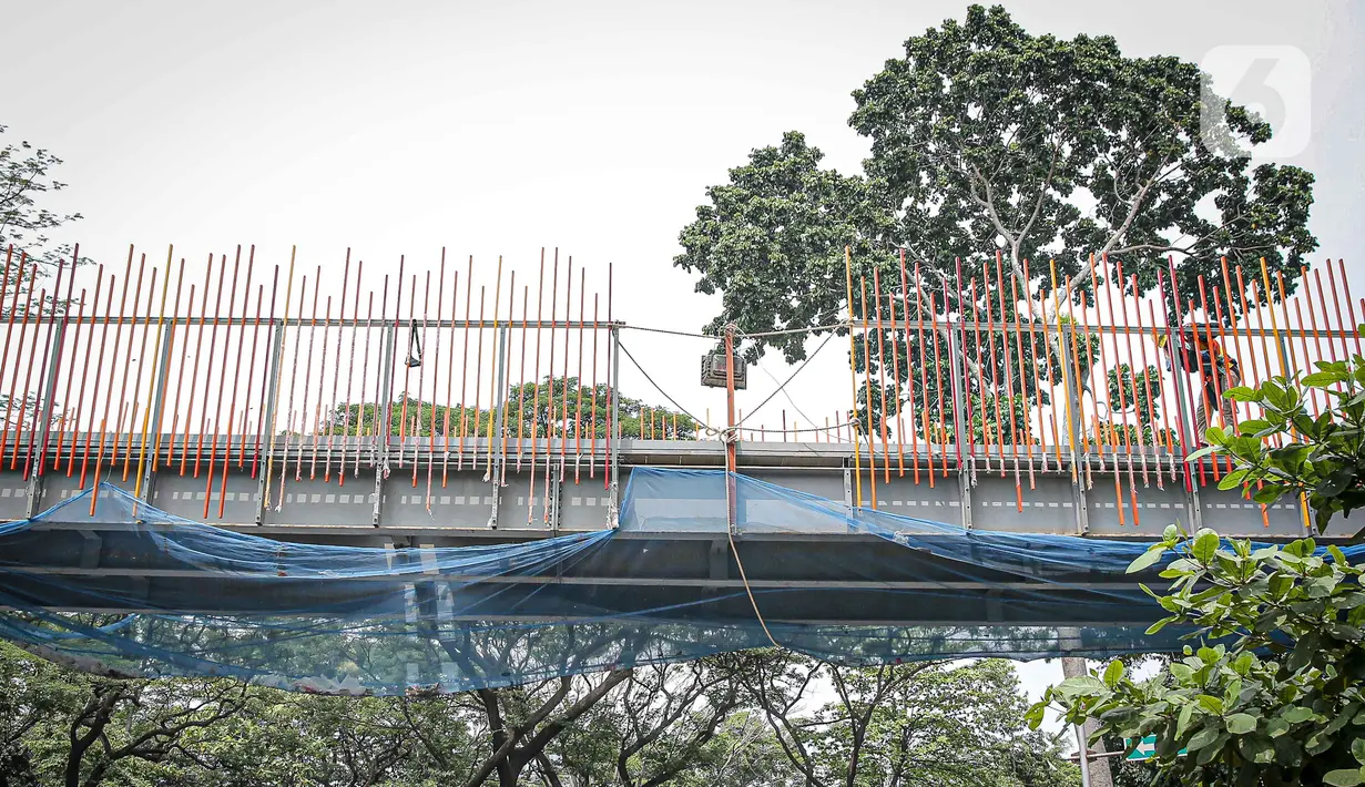 Pekerja melakukan revitalisasi Taman Tebet menjadi Tebet Eco Garden di Tebet, Jakarta Selatan, Kamis (14/10/2021). Tebet Eco Garden akan memiliki beragam fasilitas seperti TEG Plaza, Thematic Garden, Wetland Boardwalk, Community Garden, dan Link Bridge. (Liputan6.com/Faizal Fanani)