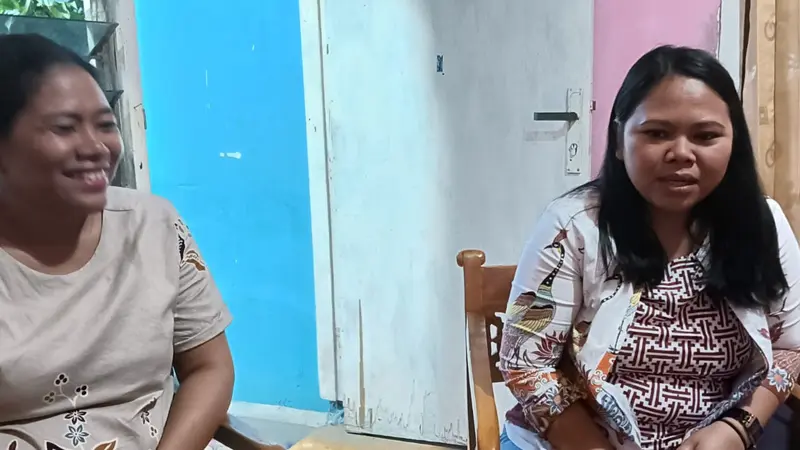 Veronica Horohiung (kanan) dan kakaknya Stin Horohiung saat diwawancarai Liputan6.com, Sabtu (11/11/2023), di kediaman mereka yang terletak di Lingkungan IV, Kelurahan Teling Bawah, Kecamatan Wanea, Kota Manado, Sulut.