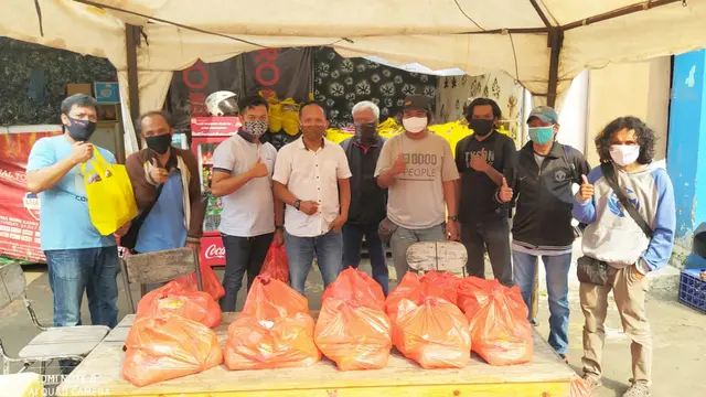 Erna Santoso turun langsung membagikan sembako dan paket bingkisan Lebaran