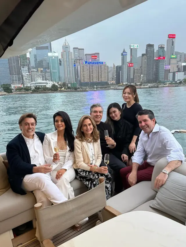6 Potret Mewah Perayaan Ultah Farah Quinn ke-45 di Hong Kong dan Shanghai
