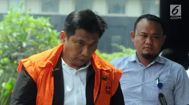 Anggota DPR Fraksi Golkar Bowo Sidik Pangarso (kiri) menundukkan kepala saat tiba di Gedung KPK, Jakarta, Kamis (4/4). Bowo kembali menjalani pemeriksaan oleh penyidik KPK. (merdeka.com/Dwi Narwoko)