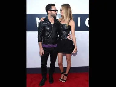 Adam Levine dan Behati Prinsloo hadir di MTV Video Music Awards 2014, California, Minggu (24/8/14). ( Christopher Polk/Getty Images for MTV/AFP) 