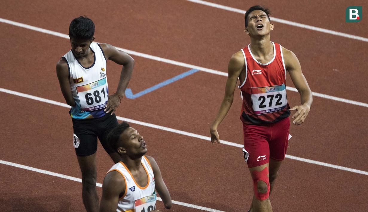 Ferry Pradana meraih medali perak di cabang para atletik nomor lari 400 meter putra klasifikasi T45/46/47 pada Asian Para Games 2018, di Stadion Utama Gelora Bung Karno Jakarta, Kamis(11/10/2018).  (Bola.com/Peksi Cahyo)