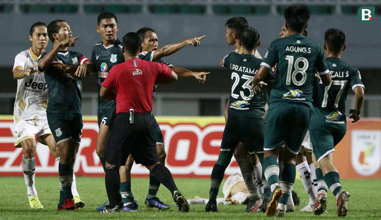 Sejumlah pemain PSMS Medan dan Dewa United terlibat keributan pada laga babak 8 Besar Liga 2 2021/2022 di Stadion Pakansari, Cibinong, Kamis (23/12/2021). (Bola.com/Ikhwan Yanuar)