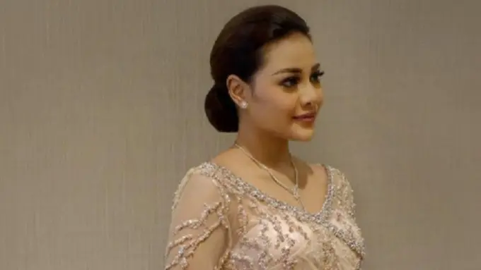 Penampilan ala adat Jawa Aurelie Hermansyah