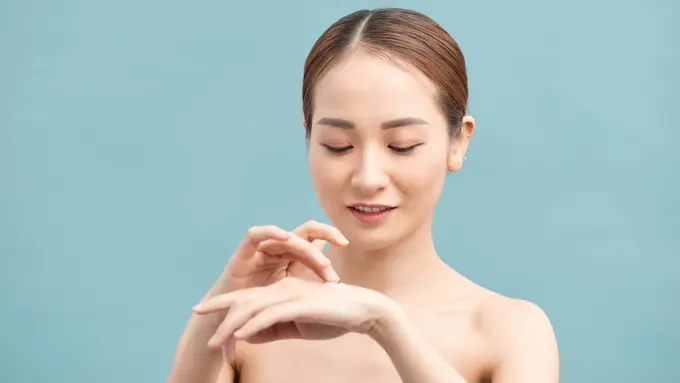 Skincare Nggak Cuma Buat Wajah, Kulit Tubuh Juga Perlu Perawatan Biar Tetap Glowing