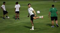Pemain Timnas Indonesia, Elkan Baggott saat menjalani sesi latihan di Lapangan A Gelora Bung Karno (GBK), Senayan, Jakarta Pusat, Kamis (15/6/2023) sore WIB. Latihan dilakukan sebagai persiapan menghadapi Timnas Argentina pada laga persahabatan FIFA Matchday, 19 Juni 2023 di Stadion Utama Gelora Bung Karno. (Bola.com/Bagaskara Lazuardi)