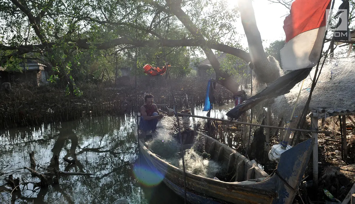 Bencana abrasi yang terjadi sejak 2008 semakin pahit dirasakan oleh warga Kampung Beting, Desa Pantai Bahagia, Muara Gembong, Bekasi, dan kini sebagian warga satu per satu terpaksa meninggalkan tempat tinggal mereka karena bangunan rumah rusak dan rapuh oleh air laut. (merdeka.com/Iqbal S Nugroho)