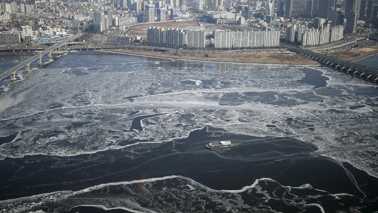 Cuaca ekstrem, Sungai Han di Korea Selatan dilapisi es 