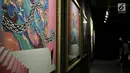 Pengunjung melihat salah satu karya yang dipamerkan dalam Manifesto 6.0 "Multipolar: Seni Rupa 20 Tahun Setelah Reformasi" di Galeri Nasional, Jakarta, Senin (7/5). (Merdeka.com/Iqbal Nugroho)