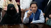 Mantan Perdana Menteri Pakistan Imran Khan, kanan, dan Bushra Bibi, istrinya. (AP)