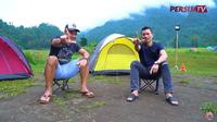 Andritany Ardhiyasa dan Ismed Sofyan saat mengisi waktu lowong kompetisi dengan berkemah. (dok. YouTube Persija TV)