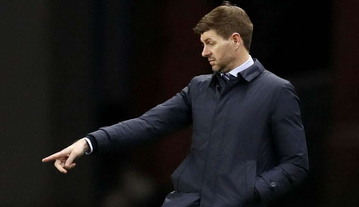 Steven Gerrard saat ini telah menukangi Rangers sebanyak 156 pertandingan. Eks kapten Liverpool itu telah membawa timnya mencatatkan 103 kemenangan, 33 imbang dan 20 kali kalah. (Photo by RUSSELL CHEYNE/POOL/AFP)