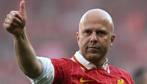 Pelatih Liverpool, Arne Slot mengacungkan jempolnya saat melakukan selebrasi setelah timnya dipastikan menyabet gelar juara Liga Inggris 2024/2025 setelah mengalahkan Tottenham Hotspur di Anfield, Liverpool, Inggris, Minggu (27/04/2025). (AFP/Paul Ellis)