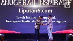 Chief Content Officer (COO) KapanLagi Youniverse, Wens Manggut (kanan) memberikan plakat kepada  Ketua LPTQ Kabupaten Tanggerang dan Sekretaris daerah Kabupaten Tanggerang periode 2017-2024 Mochamad Maesyal Rasyid saat acara Anugerah Inspiratif Liputan6.com di hotel Shangri La, Jakarta, Rabu (31/7/2024). Mochamad Maesyal Rasyid mendapatkan penghargaan Tokoh Inspiratif Penggerak Kemajuan Tradisi dan Pendidikan Agama. (Liputan6.com/Herman Zakharia)