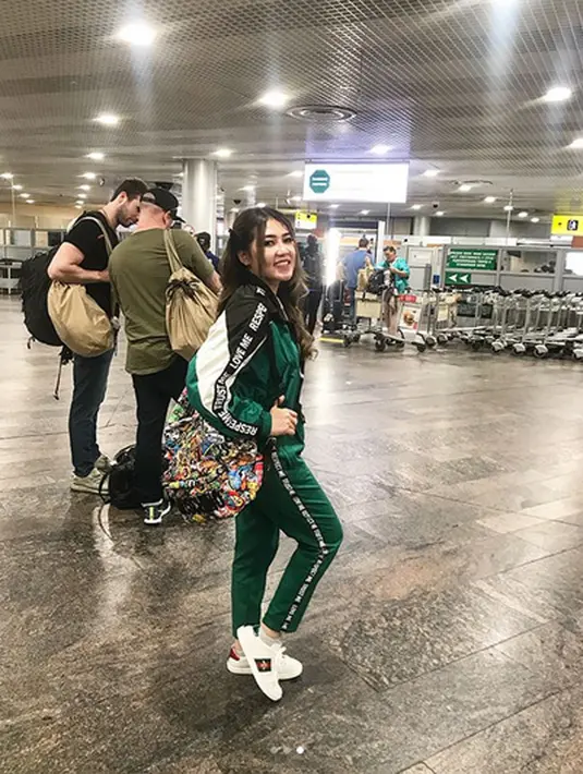 Via Vallen terlihat santai di bandhara Rusia. Beberapa foto di Bandara di Rusia dibagikan pada akun instagramnya. Ia terlihat menganakan baju sporty warna hijau. (Instagram/viavallen)