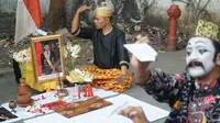 Sejumlah seniman Bandung mengenang wafatnya BJ Habibie dengan penampilan seni di pinggir jalan. (Liputan6.com/Huyogo Simbolon)
