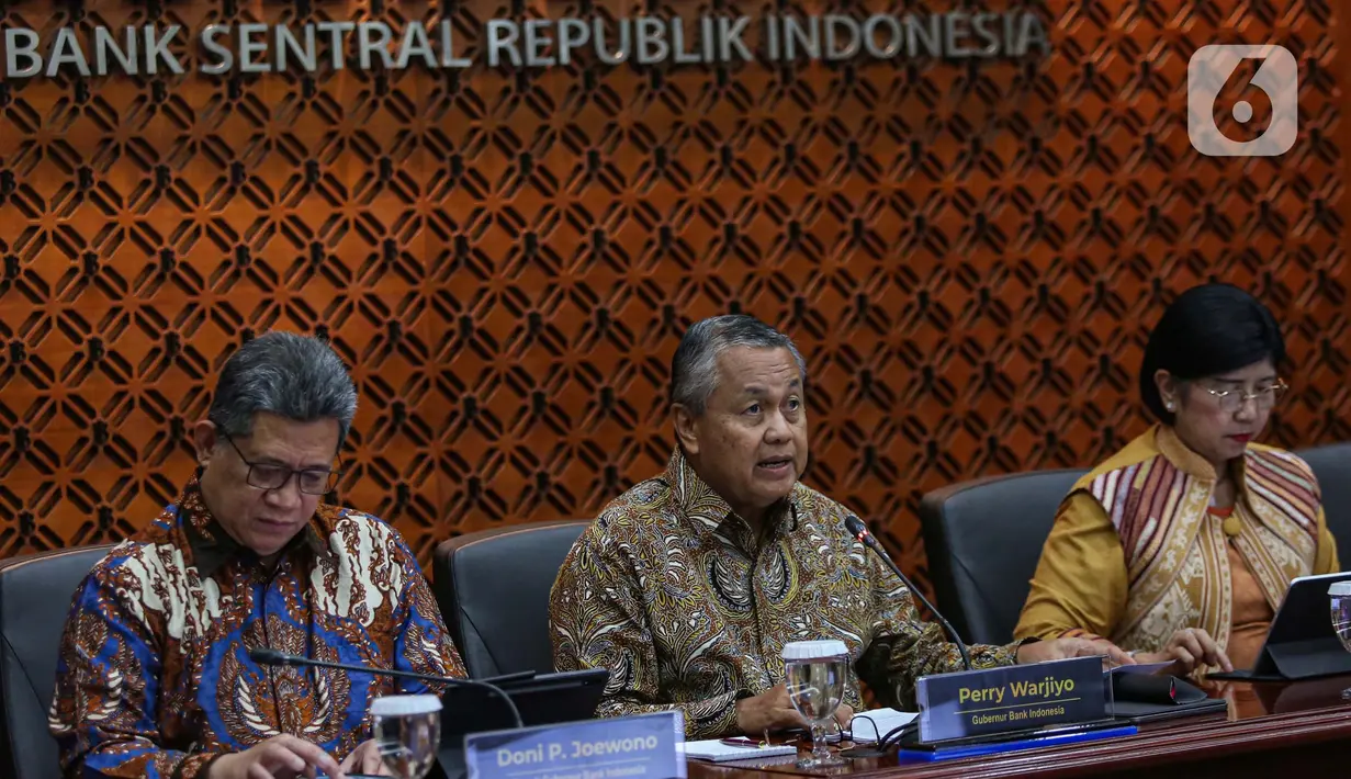 Gubernur Bank Indonesia Perry Warjiyo (tengah) saat memberikan keterangan terkait hasil Rapat Dewan Gubernur di Jakarta, Kamis (20/6/2024). (Liputan6.com/Angga Yuniar)