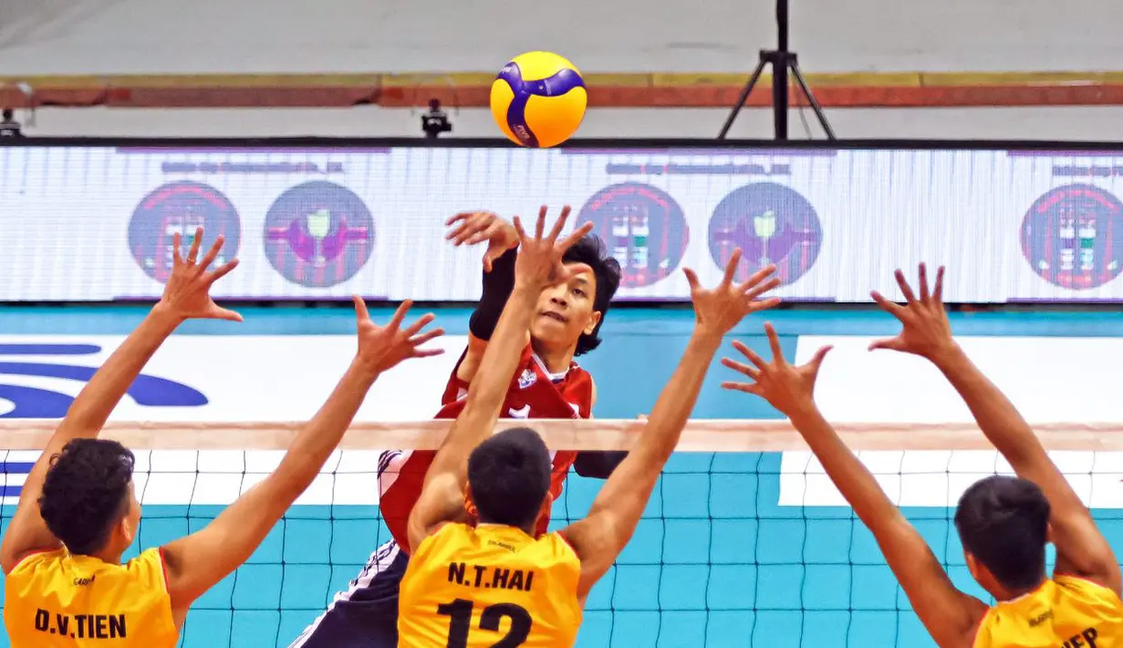 Pemain Timnas Voli Putra Indonesia, Farhan Halim (tengah), melakukan spike kearah pemain Timnas Voli Putra Vietnam dalam pertandingan putaran kedua SEA V League 2023 yang berlangsung di Santa Rosa Sports Complex, Filipina, Jumat (28/07/2023). (Dok. avcvolley)