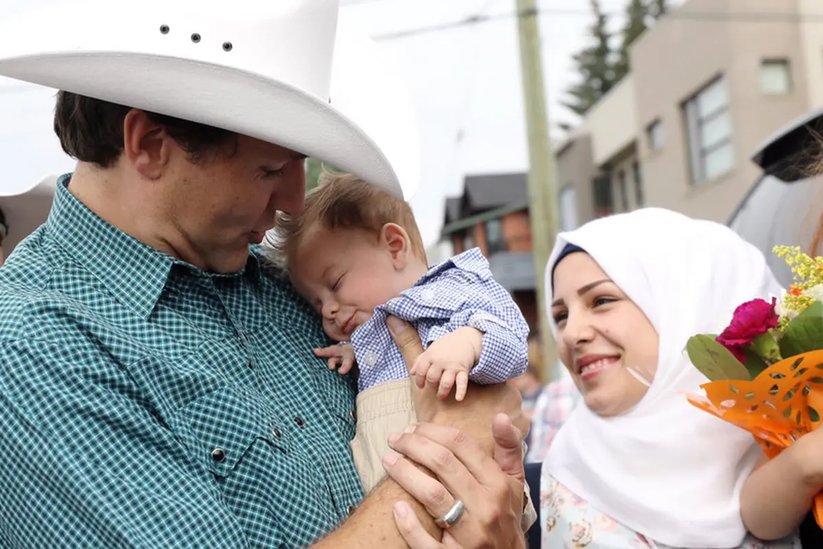 PM Kanada Peluk Bayi Pengungsi Suriah Bernama Justin Trudeau