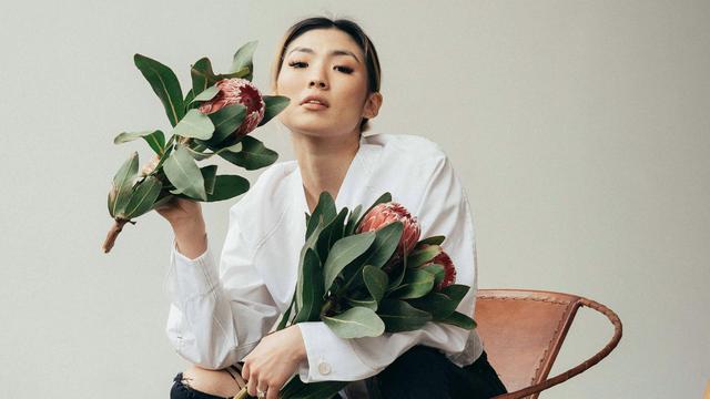 serius angkuh ketus sombong ketus