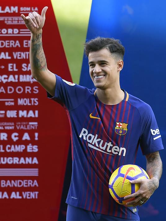 Philippe Coutinho saat menyapa fans pada sesi perkenalan di Camp Nou stadium, Barcelona, Spain, (8/01/2018). Coutinho bergabung dengan Barcelona dari Liverpool dengan nilai transfer sebesar 160 juta euro. (AFP/Lluis Gene)