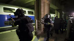 Pasukan National Gendarmerie Intervention Group (GIGN) bekerja sama dengan Recherche Assistance Intervention Dissuasion (RAID) dan Research and Intervention Brigades (BRI) melakukan latihan serangan Teroris di Paris (20/4). (REUTERS/MIGUEL MEDINA)