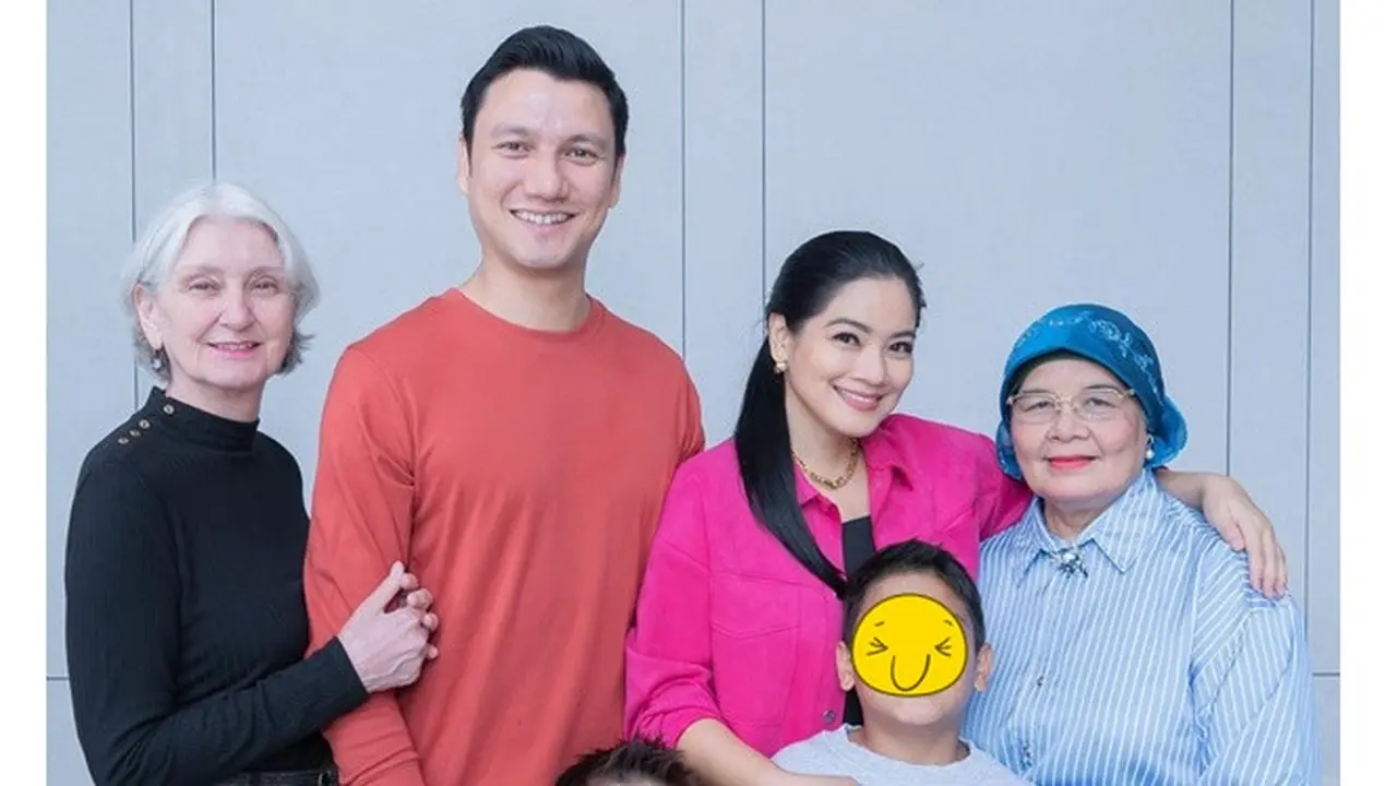 Berkunjung ke Indonesia, Ini 5 Potret Titi Kamal Bertemu Ibunda Christian Sugiono