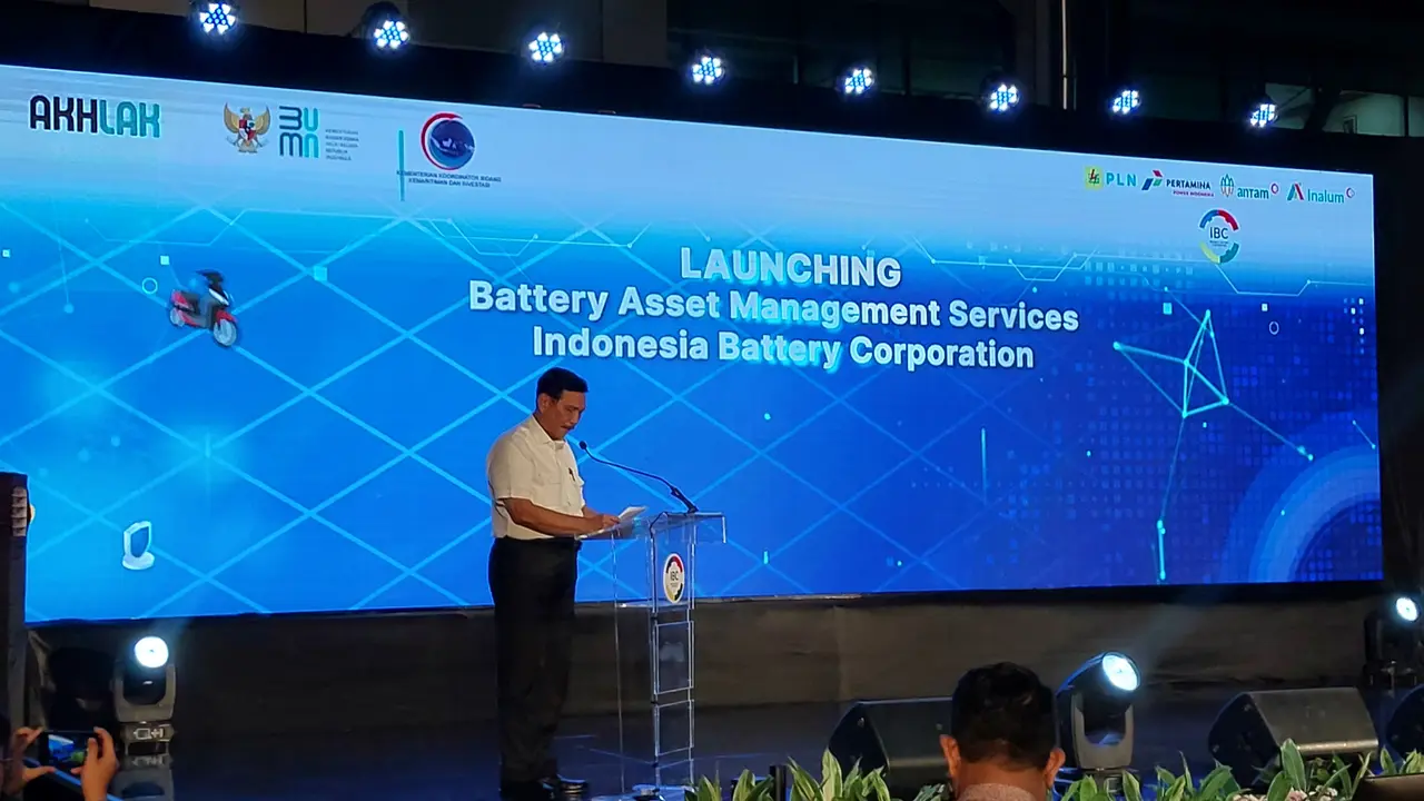 Menteri Koordinator bidang Kemaritiman dan Investasi Luhut Binsar Pandjaitan menyatakan komitmennya dalam pengembangan mobil listrik di Indonesia